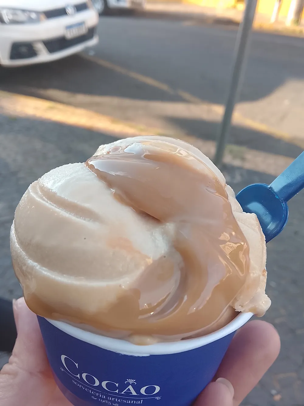 Copinho de sorvete de doce de leite coberto com doce de leite